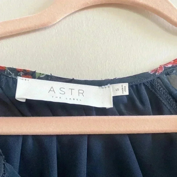 Astr the label floral long sleeve blouse small - Picture 3 of 4